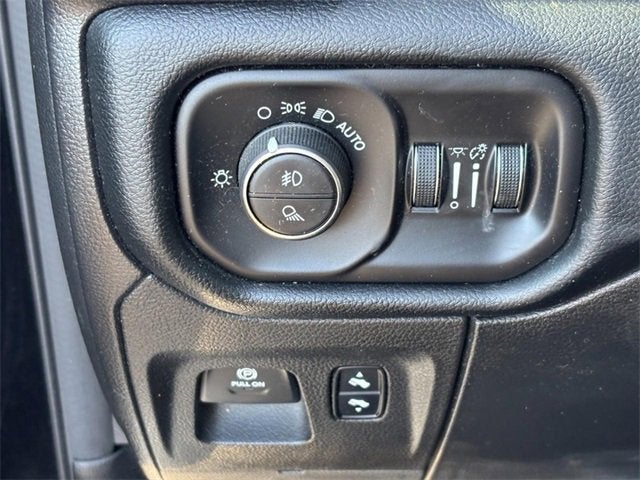 2020 RAM 1500 Laramie Crew Cab 4x4 5'7" Box