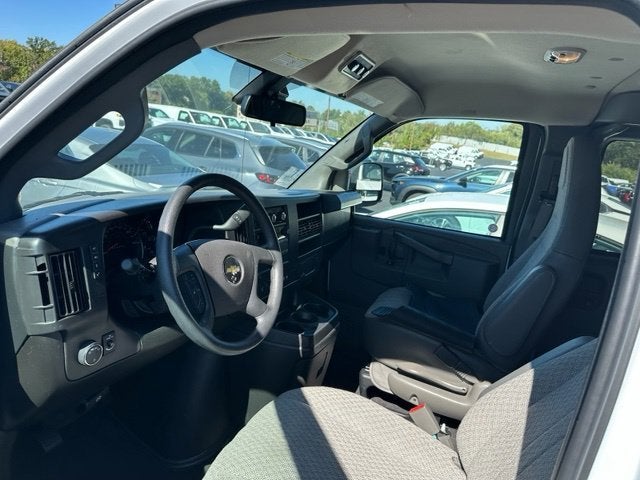 2025 Chevrolet Express Passenger 1LT