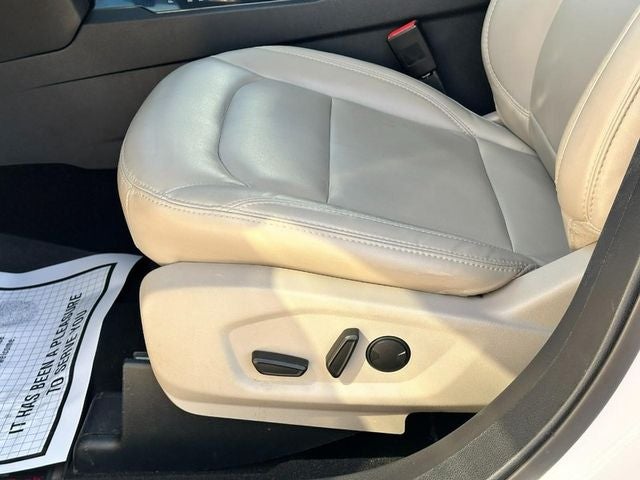 2019 Ford Explorer XLT *SUNROOF & LEATHER*