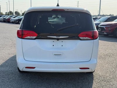 2022 Chrysler Voyager LX