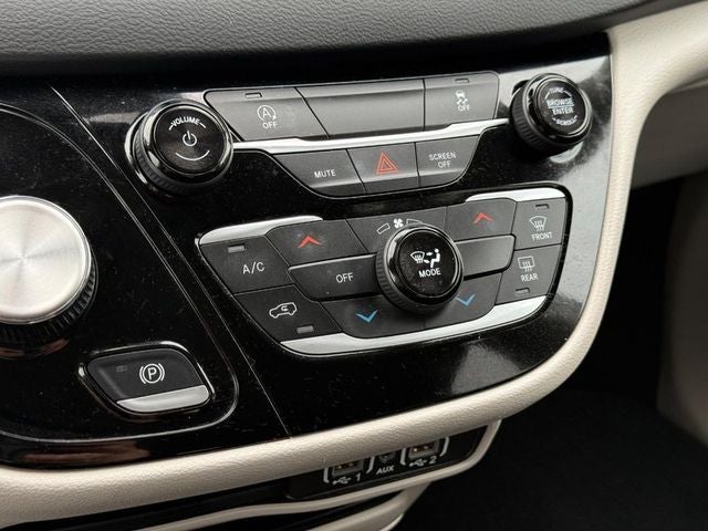 2024 Chrysler Voyager LX