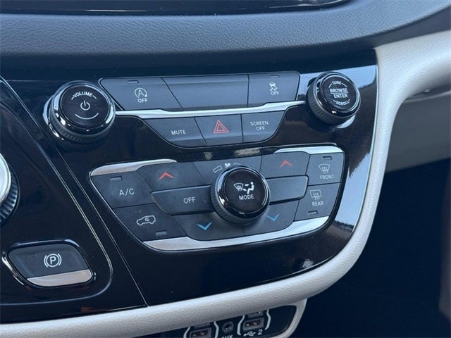 2024 Chrysler Voyager LX *ONE OWNER*