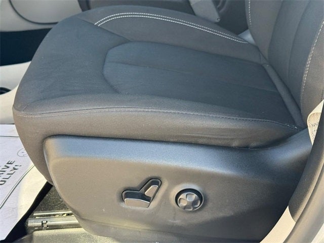 2024 Chrysler Voyager LX *ONE OWNER*