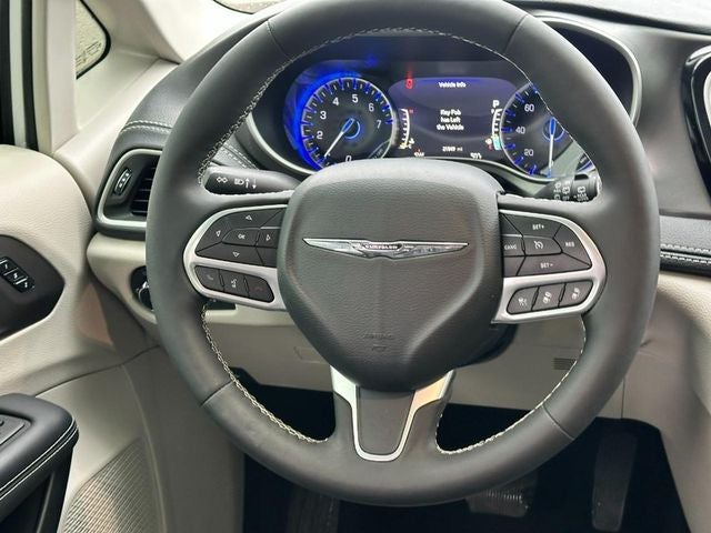 2023 Chrysler Pacifica Touring L *ONE OWNER*