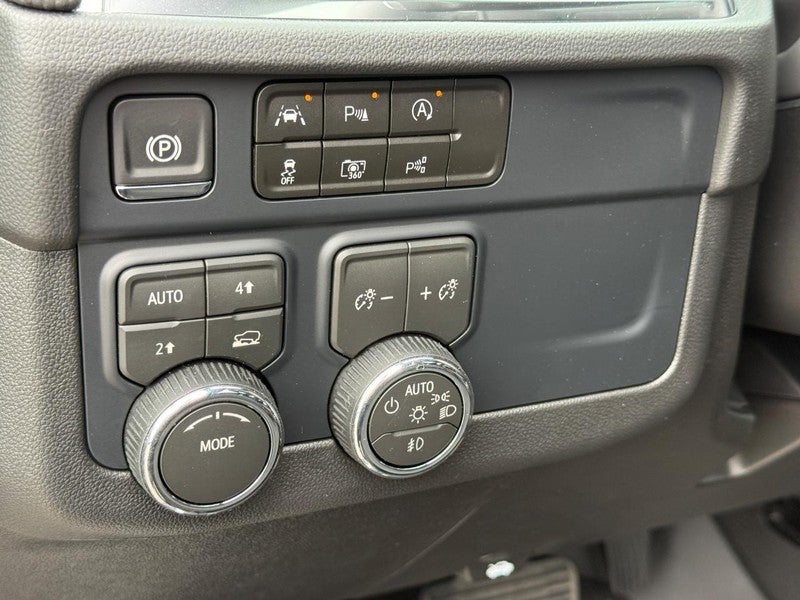 2026 Chevrolet Suburban 4WD 4dr RST